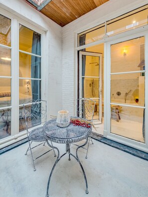 Habitación doble Deluxe, vista al patio | Restaurantes