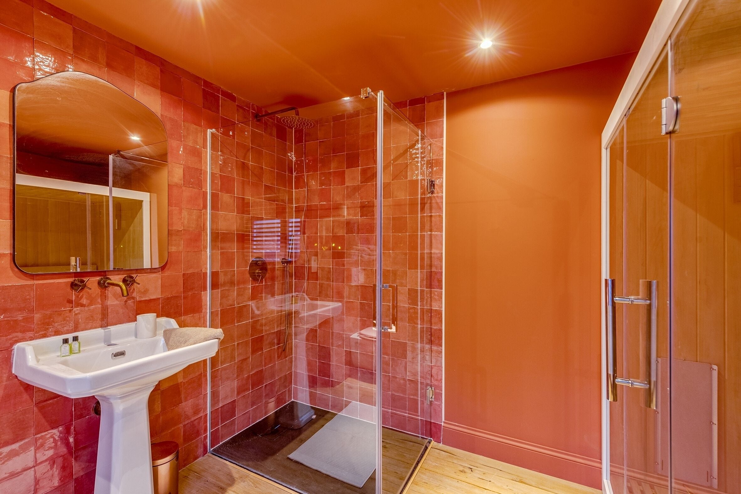 Luxury-Doppelzimmer, Parkblick | Badezimmer | Haartrockner, Handtücher, Seife, Shampoo