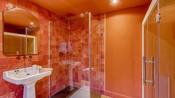 Luxury-Doppelzimmer, Parkblick | Badezimmer | Haartrockner, Handtücher, Seife, Shampoo