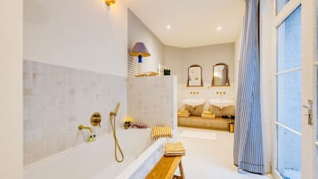 Phòng đôi Deluxe, quang cảnh sân vườn | Phòng tắm | Máy sấy tóc, khăn tắm, xà phòng, dầu gội