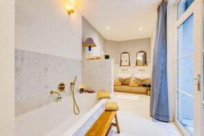 Habitació doble Deluxe, vistes al pati | Bany | Assecador de cabells, tovalloles, sabó i xampú 