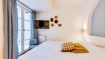 Deluxe tweepersoonskamer, uitzicht op binnenplaats | Geluiddichte muren, gratis wifi