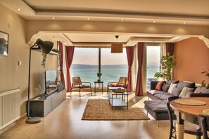 TV - Cozy and Bright Home with Stunning Sea Views (İzmir)