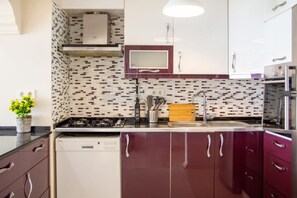 Fridge, oven, stovetop, dishwasher - Spacious 3-Bedroom Home with Sea View – Karşıyaka (İzmir)