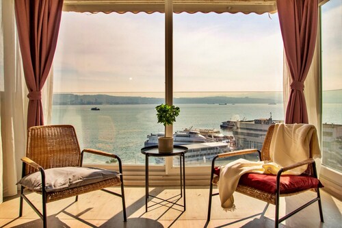 Spacious 3-Bedroom Home with Sea View – Karşıyaka