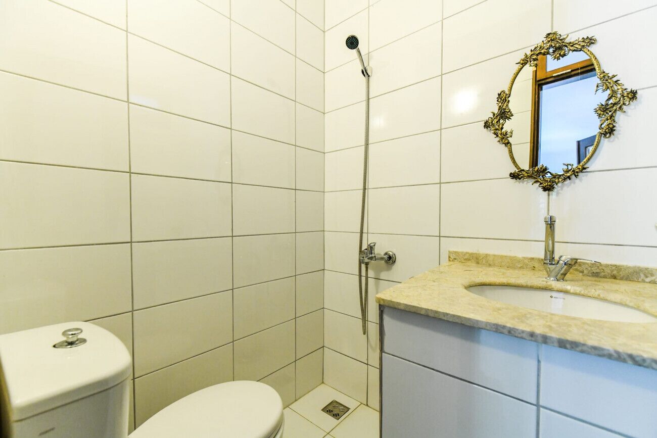 Een haardroger, handdoeken