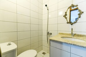 Sèche-cheveux, serviettes fournies