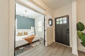 4 bedrooms, desk, iron/ironing board, WiFi - 6 Beds-Center City-Bank of America Stadium (Charlotte)