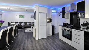 Wasserkocher mit Kaffee-/Teezubehör, Kühlschrank, Mikrowelle, Ofen