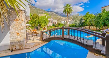 Villa with Garden & Shared Pool – 4 Min from Beach