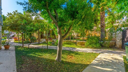 Villa with Garden & Shared Pool – 4 Min from Beach