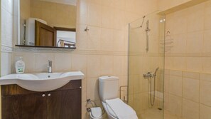 Regadera, secadora de cabello, toallas 