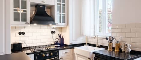 Réfrigérateur, un four, surface de cuisson, lave-vaisselle