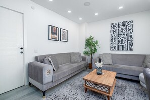 TV - Cozy Central Flat Near Marmaray in Uskudar (Istanbul)