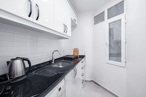 Fridge, oven, stovetop, coffee/tea maker - Cozy Central Flat Near Marmaray in Uskudar (Istanbul)