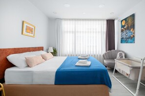 Desk, iron/ironing board, free WiFi, bed sheets - Cozy Central Flat Near Marmaray in Uskudar (Istanbul)