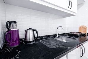 Refrigerador, horno, parrilla de estufa y cafetera y tetera