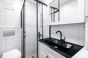 Shower, hair dryer, towels - Cozy Central Flat Near Marmaray in Uskudar (Istanbul)