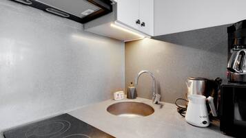 Fridge, oven, stovetop, coffee/tea maker