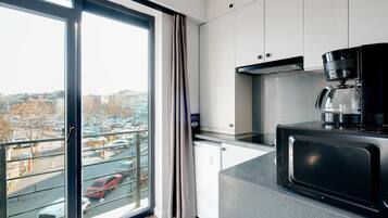 Kühlschrank, Ofen, Herdplatte, Wasserkocher mit Kaffee-/Teezubehör