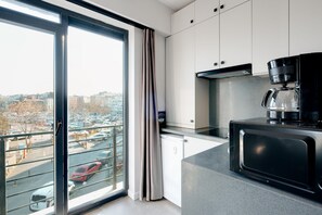冷蔵庫、オーブン、コンロ、コーヒー / ティーメーカー