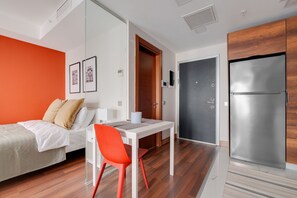 2 bedrooms, desk, iron/ironing board, free WiFi - AC - Next to Bomontiada - Residence Building (Istanbul)