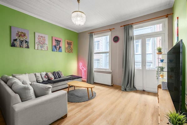 TV - Cozy Private Home in Kadıköy – Near Coast & Ferry (Istanbul)