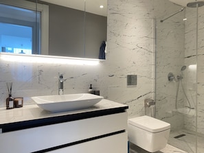 Douche, sèche-cheveux, serviettes fournies
