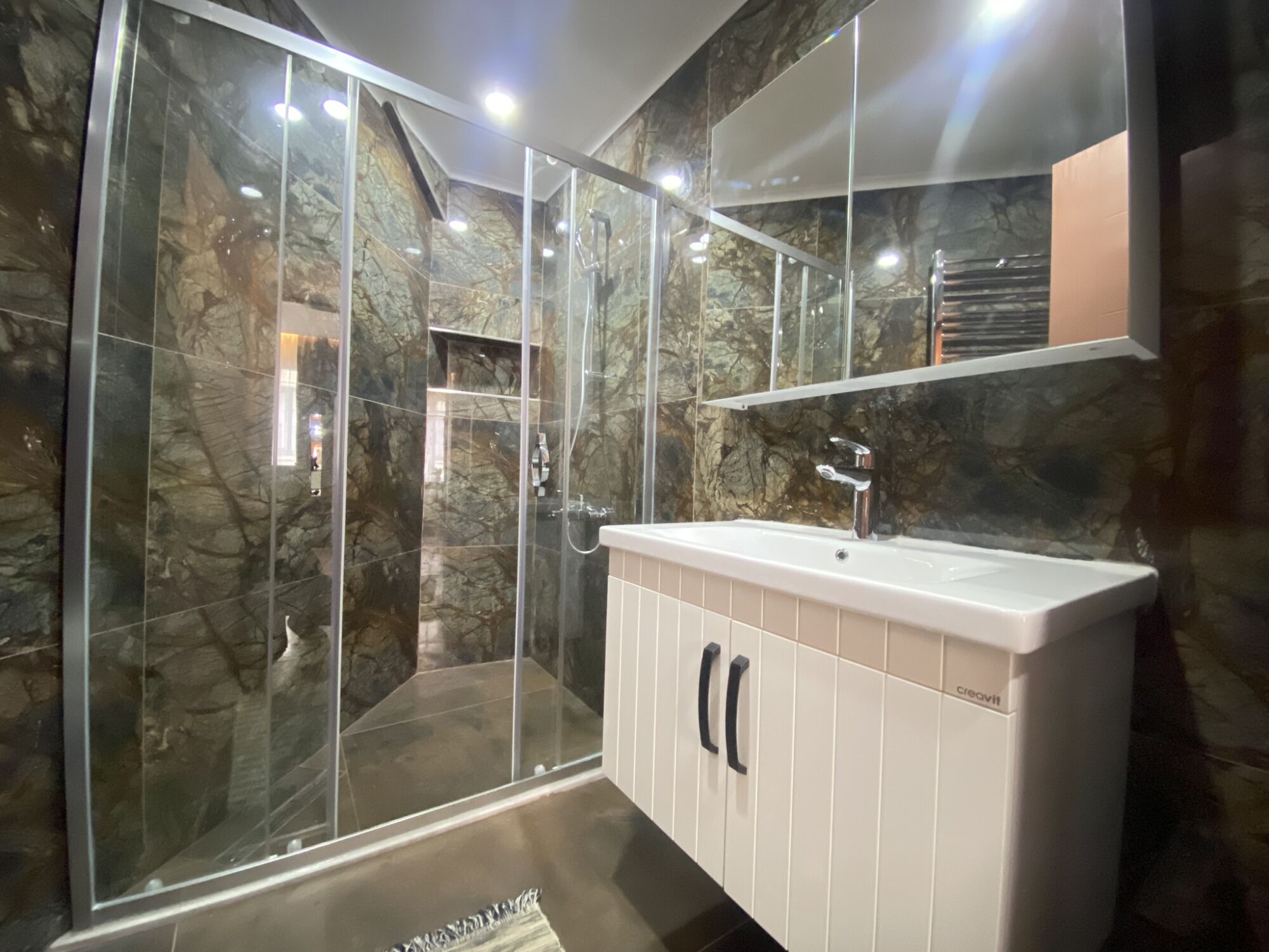 Douche, serviettes fournies