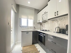 Fridge, oven, stovetop, dishwasher - Central & Comfortable Flat in Historic Balat (Istanbul)