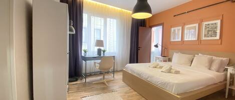 3 bedrooms, desk, iron/ironing board, free WiFi