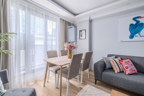 Dining - Newly Built in Sisli • Fast WiFi • Elevator (Istanbul)