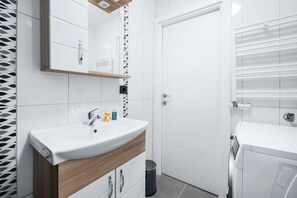 Douche, séchoir à cheveux, serviettes fournies