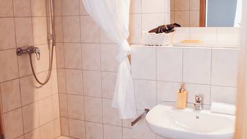 Dusche, Haartrockner, Handtücher