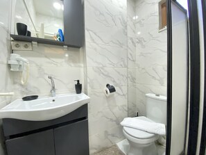 Shower, hair dryer, towels - Modern Escape - 1BR Near Nightlife- Near Taksim (Istanbul)
