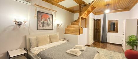 3 bedrooms, desk, iron/ironing board, free WiFi