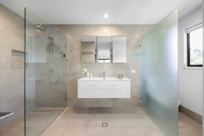 Apartment | Bathroom - Bright Beachside Family House With Ocean Views (Sunshine Coast)