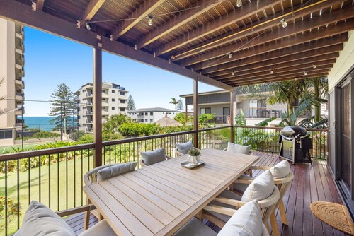 Bright Beachside Family House With Ocean Views