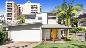Une maison moderne à deux étages, dotée d’un garage, d’un porche abrité et d’une pelouse bien entretenue.