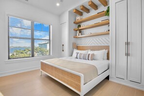 Tabla de planchar con plancha, wifi gratis y ropa de cama 