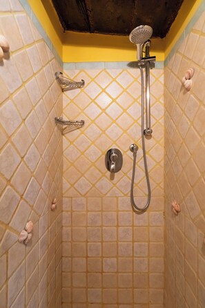 Hair dryer, towels, soap, toilet paper - Art Apartment-Spanish Steps-Trevi Fountain (Roma)
