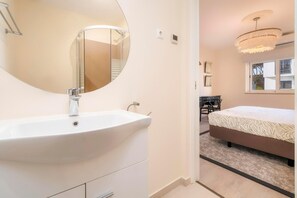 2 slaapkamers, een strijkplank/strijkijzer, wifi, beddengoed