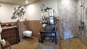 Un baño con inodoro, lavabo y ducha.