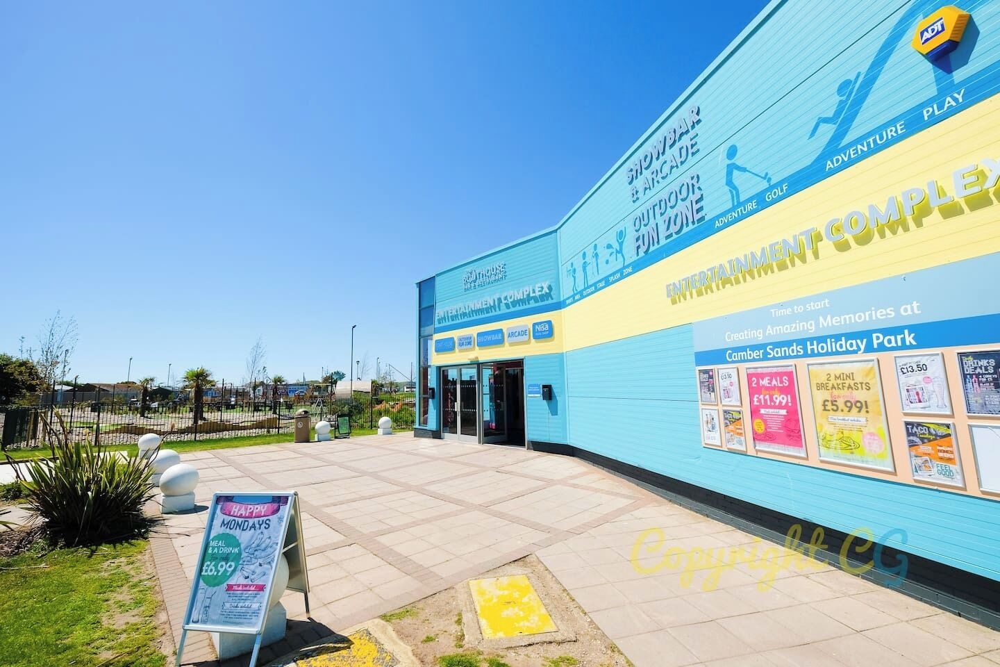 Un bâtiment sur lequel on peut lire les inscriptions « Adventure Complex » et « Showbar & Arcade ».