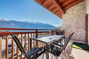 Outdoor dining - Casa L'Olivér Apartment Casaliva with Private Terrace and Lake View (Limone sul Garda)