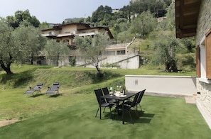 Outdoor dining - Casa L'Olivér Apartment Casaliva with Private Terrace and Lake View (Limone sul Garda)