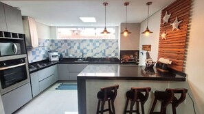 Fridge, microwave, oven, stovetop - Casa com churrasq a 750m da Praia de Juquehy/SP (São Sebastião)