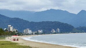 A beach with a cityscape in the background. - House with Pool 700m from Caraguatatuba Beach/SP (Caraguatatuba)