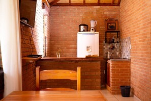 Cooktop, cafeteira/chaleira, talheres/pratos/utensílios de cozinha