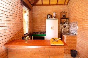 Cooktop, cafeteira/chaleira, talheres/pratos/utensílios de cozinha